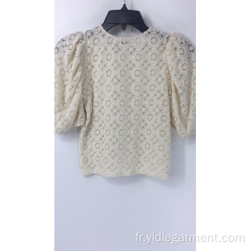 Top crème au crochet à manches bouffantes